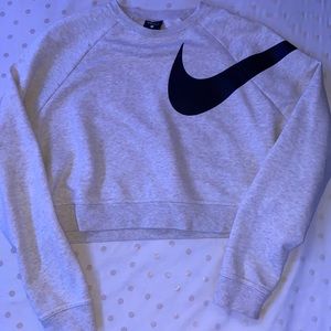 Womens Nike cropped crew neck, worn very few times. Size small. Very cute
